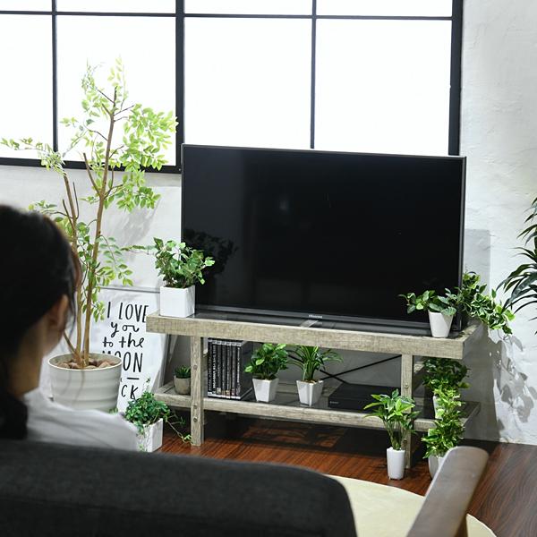 古木風シートが小物や観葉植物を際立たせるテレビ台