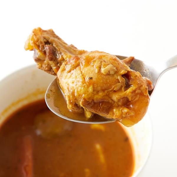 スープカレー 辛口 具入り 骨付きチキン 鳥肉 鶏肉 玉葱 玉ねぎ じゃがいも にんじん 北海道 富良野 電子レンジ 温めるだけ 2袋セット 【納期E】【snc00010140】