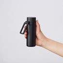 水筒 130ml 小さい ボトル ミニ マグ おしゃれ 携帯 持ち運び 保冷 保温 アウトドア キャンプ お出掛け 屋外 カラビナ付き 黒 ブラック 白 ホワイト シルバー 【納期A】【toh-348052】