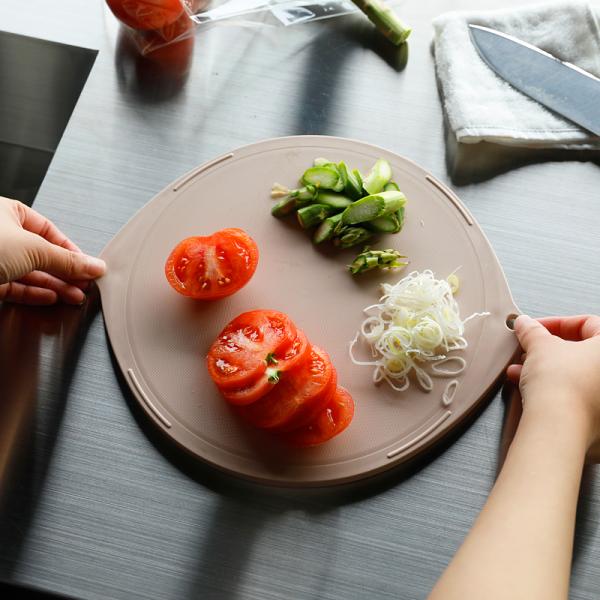 まな板 円形 丸型 円型 丸形 丸い 真名板 俎板 カットボード 使いやすい 抗菌 食器洗浄機対応 滑り止め すべり止め 軽量 軽い 省スペース 日本製 【納期A】【toh-391010】