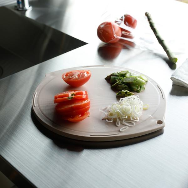 まな板 円形 丸型 円型 丸形 丸い 真名板 俎板 カットボード 使いやすい 抗菌 食器洗浄機対応 滑り止め すべり止め 軽量 軽い 省スペース 日本製 【納期A】【toh-391010】