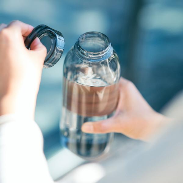 ウォーターボトル 950ml タンブラー ふた付き 蓋 取っ手 持ち手 おしゃれ 水筒 透明 クリア 中身が見える ジム 運動 トレーニング 散歩 オフィス キントー 【納期A】【toh-396882】